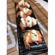 Entradas: Ebi Salmon (4unid) - Camarão empanado na farinha panko com cream cheese enrolado no salmão com raspa de limão