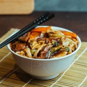 Yakissoba: Yakissoba Carne - Yakissoba | Com legumes | Pequeno (Ingredientes: Macarrão Chinês Com Tenros Pedaços de Carne e Legumes Selecionados)