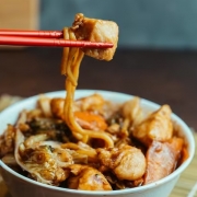 Yakissoba: Yakissoba Frango - Yakissoba | Com legumes | Pequeno (Ingredientes: Macarrão Chinês Com Tenros Pedaços de Frango e Legumes Selecionados ao Molho Shoyo Sakura Premium)