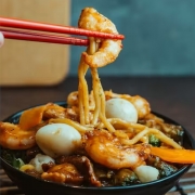 Yakissoba: Yakissoba Especial - Yakissoba | Com legumes | Pequeno (Ingredientes: Macarrão Chinês Com Ovos de Codorna, Camarões, Carne, Frango, Legumes Selecionados e Champignon)