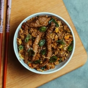 Yakimeshi: Yakimeshi Carne - Yakimeshi | Pequeno (Ingredientes: Tradicional Risoto Chinês Com Filé Bovino em Tiras, Ovo, Cenoura, Cebolinha Picada ao Molho Shoyu)