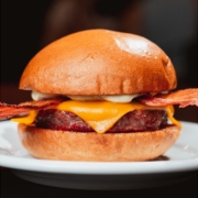 Burgers: Cheese Bacon Defumado - Burger (Ingredientes: American Cheese Cheddar, Bacon, Hambúrguer 160g Defumado, Maiô Upgrade, Pão Brioche)