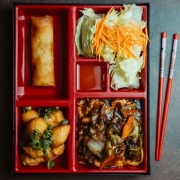 Mix Chinês: Yakissoba Mix - Mix (Ingredientes: Yakisoba de carne,frango e legumes +1 rolinho primavera + 5 bolinhas de frango empanado + saladinha de alface e cenoura , acompanha molho especial)