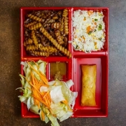 Mix Chinês: Carne Com Batata Mix - Mix (Ingredientes: Salada com alface americana, cenoura desfiada, rolinho primavera, risoto de presunto, e carne com batata, acompanha molho especial)