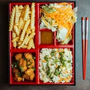 Mix Chinês: Frango Crispy Mix - Mix (Ingredientes: Pedaços de frango empanado fritos , risoto de presunto, batata fritas , saladinha de alface e cenoura , acompanha molho especial)