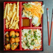 Mix Chinês: Frango Empanado Mix - Mix (Ingredientes: Bolinhas de frango empanado,risoto de presunto,batatas fritas,saladinha de alface e cenoura,acompanha molho especial)