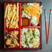 Mix Chinês: Frango a Passarinho Mix - Mix (Ingredientes: Frango a passarinho desossado,risoto de presunto,batatas fritas,saladinha de alface e cenoura,acompanha molho especial)