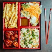 Mix Chinês: Frango Agridoce Mix - Mix (Ingredientes: Delicioso frango agridoce mix acompanha risoto de presunto ( arroz com ovo, cenoura, cebolinha e presunto), batata frita e salada de alface americana com cenoura desfiada, molho de salada, sachê de sal e palito de dente)