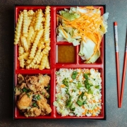 Mix Chinês: Lombo Frito Mix - Mix (Ingredientes: Tiras de lombo frito,risoto de presunto,batatas fritas e saladinha de alface e cenoura, acompanha molho especial)