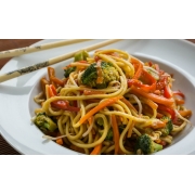 Pratos Quentes: Yakissoba de Legumes - Macarrão oriental com legumes refogados ao molho