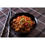Pratos Quentes: Yakissoba de Frango - Macarrão oriental com legumes e frango