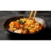 Pratos Quentes: Yakissoba Misto - Macarrão oriental, com legumes, carne bovina e frango
