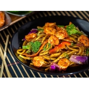 Pratos Quentes: Yakissoba de Camarão - Macarrão oriental com legumes e camarão miúdo
