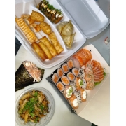 Combinados com temakis: Festival em casa 55 PEÇAS - Combinado C/ Temaki (Ingredientes: 1 robata de camarão, 1 Robata de salmão, 10 unidades mini hot roll, 2 joys croc, 2 temaki cru ou grelhado, 4 Guiozas, 4 HARUMAKI, 4 joys de salmão, 4 niguiri salmao, 6 sashimis, 8 hossomaki salmao, 8 uramaki salmao, Shimeji)