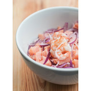 Ceviche: ceviche salmão e camarão trufado 200 g - salmão, camarão, azeite trufado, pimenta em pó, limão, sal, cebolinha e cebola roxa
