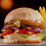 Hambúrguer: Prime Chicken (Acompanha Fritas) - Hambúrguer (Ingredientes: Alface Americana, Cebola Roxa, Filé de Frango, Picles, Queijo, Tomate)