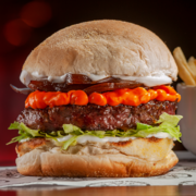 Hambúrguer: Prime Cheddar (Acompanha Fritas) - Hambúrguer (Ingredientes: Alface Americana, Cebola Caramelizada, hambúrguer bovino assado na brasa, Queijo Cheddar)