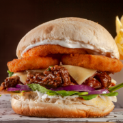 Hambúrguer: Prime Barbecue Pork - Hambúrguer (Ingredientes: Anéis de Cebola Empanada, Cebola Roxa, Costelinha Suína Desfiada, Molho Barbecue, Queijo, Rúcula)