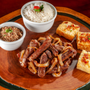 Porções: Alcatra Acebolada - Porções acompanhamento (Ingredientes: *adicional de arroz*, Farofa, maionese, Selecione o seu acompanhamento)