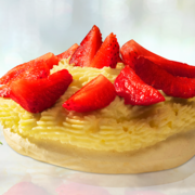 Sobremesas: Pavlova - A Pavlova é uma sobremesa alemã com um delicioso merengue crocante por fora e macio por dentro, com recheio de chantily de nata e morangos frescos na superfície (finalizado com leite em pó)