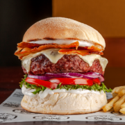Hambúrguer: Prime Bacon (Acompanha Fritas) - Hambúrguer (Ingredientes: Alface Americana, Bacon, Cebola Roxa, hambúrguer bovino assado na brasa, Queijo, Tomate)