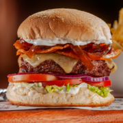 Hambúrguer: Prime Onion (Acompanha Fritas) - Hambúrguer (Ingredientes: Alface Americana, Bacon, Cebola Caramelizada, Cebola Roxa, hambúrguer bovino assado na brasa, Queijo, Tomate)