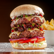 Hambúrguer: Prime Double Jelly (Acompanha Fritas) - Hambúrguer (Ingredientes: 2 hambúrgueres bovino assado na brasa, Alface Americana, Cebola Roxa, Geléia de Bacon, Queijo, Tomate)
