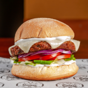 Hambúrguer: Prime Vegetariano (Acompanha Fritas) - Hambúrguer (Ingredientes: Alface Americana, Cebola Roxa, Hambúrguer de Proteína de Soja, Molho Especial, Queijo, Rúcula, Tomate)