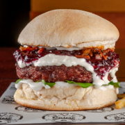 Hambúrguer: Prime Berry ( Acompanha Fritas) - Hambúrguer (Ingredientes: bacon em cubos, cream cheese, geleia de frutas vermelhas, hambúrguer bovino assado na brasa, Rúcula)
