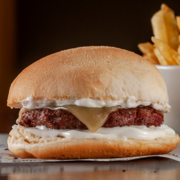 Hambúrguer: Prime Kids (Acompanha Fritas) - Hambúrguer (Ingredientes: batata frita smiles, hamburguer bovino de 75 gramas, Queijo)