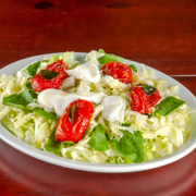 Saladas: Salada Prime Pequena - Alface Americana, Rúcula, Tomate Seco e Mussarela de Búfala