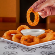 Porções: Porção Onion - Porçâo Grande (Ingredientes: Onion Rings)