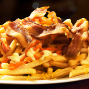Porções: Batata Frita Cheese - Porçâo Grande (Ingredientes: Batata Frita, Catupiry, Cheddar, Pedaços de Bacon, Queijo Parmesão)