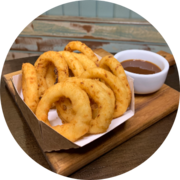 Entrada: Onion Rings - 08 unidades (aprox 160g) de cebolas empanadas, acompanhadas do nosso molho barbecue da casa.