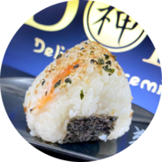 Onigiraizu: Oniguiri Salmão - und - Bolinho de arroz rechado com Salmão, Cream cheese e cebolinha, finalizado com alga nori e Furikake