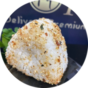 Onigiraizu: Oniguiri Salmão Grelhado - und - Bolinho de arroz rechado com Salmão grelhado com Cream cheese e cebolinha, finalizado comFurikake