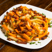 Porções: Batata Frita com bacon cheddar - Porção 1Kg (Ingredientes: fritas com bacon e cheddar 1kg)