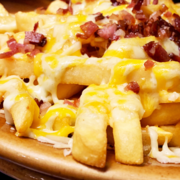 Porções: Batata frita com queijo e bacon - Porção 1Kg (Ingredientes: fritas com queijo e bacon 1kg)
