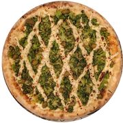 Tradicionais: Brócolis Cabocla - Pizza Grande (Ingredientes: Alho Crocante, Azeitona, Bacon, Brócolis Refogado, Finalizada com orégano, Gotas de Requeijão, Massa artesanal, Muçarela)