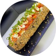 NOVIDADE: Big Dom (Salmão) - Hot com recheio de Cheese empanado na Panko, cortado ao meio e coberto por muito salmão, cream cheese, geléia de pimenta e cebolinha. (490gr - aprox. 22cm)