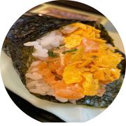 NOVIDADE: Temaki DoriCrock (und) - Alga, Arroz, cubos de Salmão, Cream Cheese, Cebolinha e sobreposto por muuito Doritos triturado.