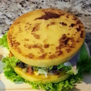 Lanches: X Polenta de Costela - Lanche (Ingredientes: Alface, Bacon, Calabresa, Costela Desfiada, Ervilha, Milho, Mussarela, Ovo, Palmito, Polenta, Presunto, Provolone, Tomate)