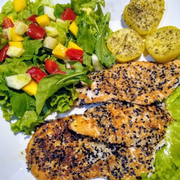 Pratos Saudáveis: Frango ao Gergelim Com Batatas Rústicas - Prato (Ingredientes: Batata Rústica, Frango, Salada Tropical)