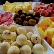 Porções: Porção Tábua de Frios - Ovos de Codorna, Presunto, Provolone, Azeitonas, Pepinos, Salame, Mussarela