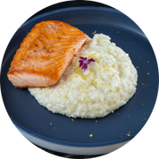 Especialidades: Arroz cremoso, acompanhando de salmão. (Prato individual) - Arroz cremoso de limão siciliano, acompanhado com posta de salmão grelhado.