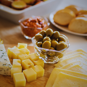 Porções: Aperitivos - Porção 300g (Ingredientes: Azeitona 100g, Queijo 100g, Salame 100g)