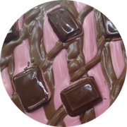 Doces: Stikadinho - Pizza Assada | Grande (Ingredientes: Chocolate ao Leite, Creme de Morangos, Stikadinho de Morango)