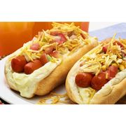 Sanduíches: 08-Cachorrão do Léo - Sanduíche (Ingredientes: Batata Palha, Cenoura Ralada, Duas Salsichas, Milho, Mussarela, Pão, Purê de Batata, Uva Passas, Vinagrete)