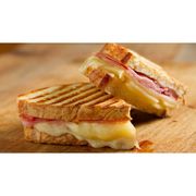 Sanduíches: mistão - Sanduíche (Ingredientes: 2 Mussarelas, 2 Presuntos, Bacon, Ovo, Pão de Forma)