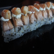 Uramaki: Uramaki Sake EBI 8 Peças - Salmão, Camarão empanado, Cream Cheese e Cebolinha